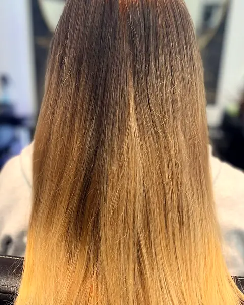 Langes Haar mit blondem Balayage-Verlauf