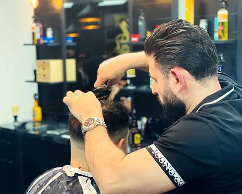 Barber bei der Arbeit am Kunden