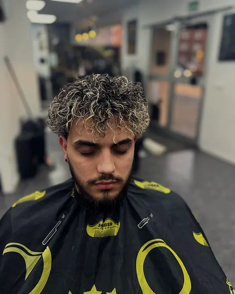 Blondierte Locken mit Fade
