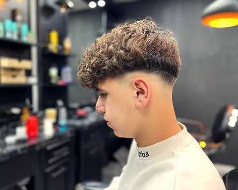 Curly Top mit Fade im Seitenprofil