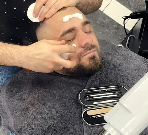 Gesichtsreinigung mit Pflegepads im Barberstuhl bei ONYX