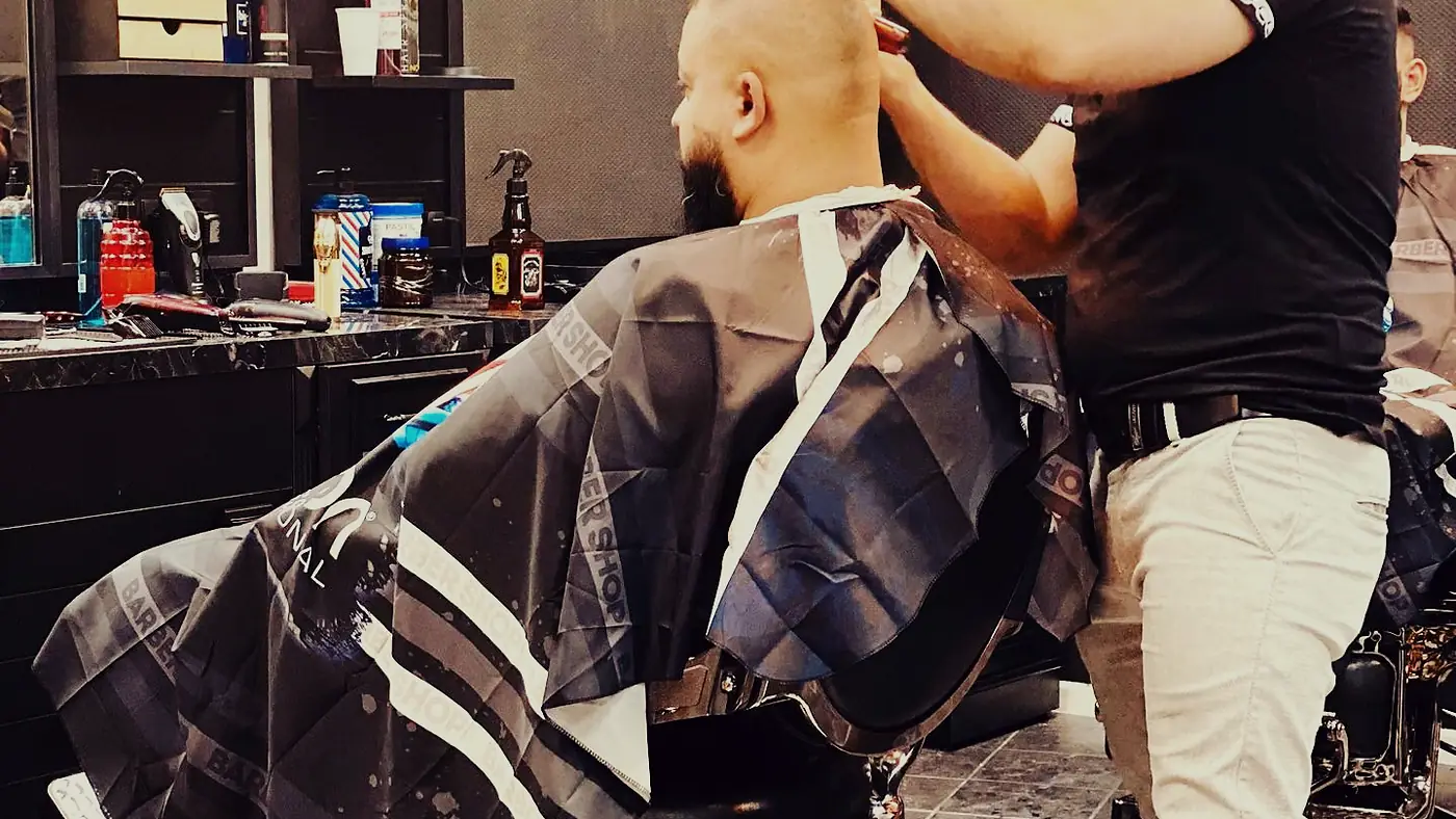 Curly Top mit sauberem Fade und konturiertem Bart bei ONYX in Gelsenkirchen