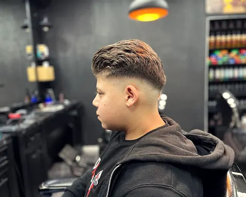 Junge mit frischem Schnitt im Salon