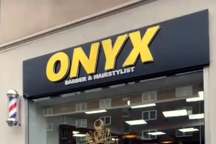 Schaufenster von ONYX mit goldenem Schriftzug an der Florastraße