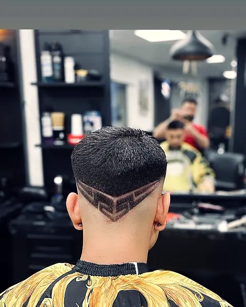 Fade mit rasiertem Muster von hinten