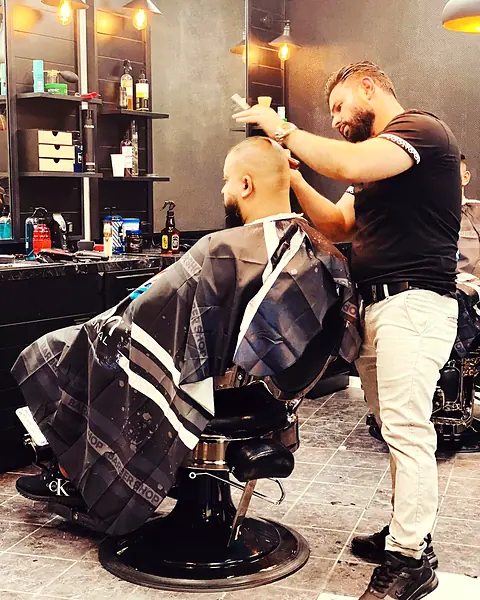 Blick in den Salon während eines Haarschnitts