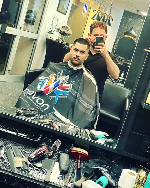 Kunde im Barberstuhl vor dem Spiegel